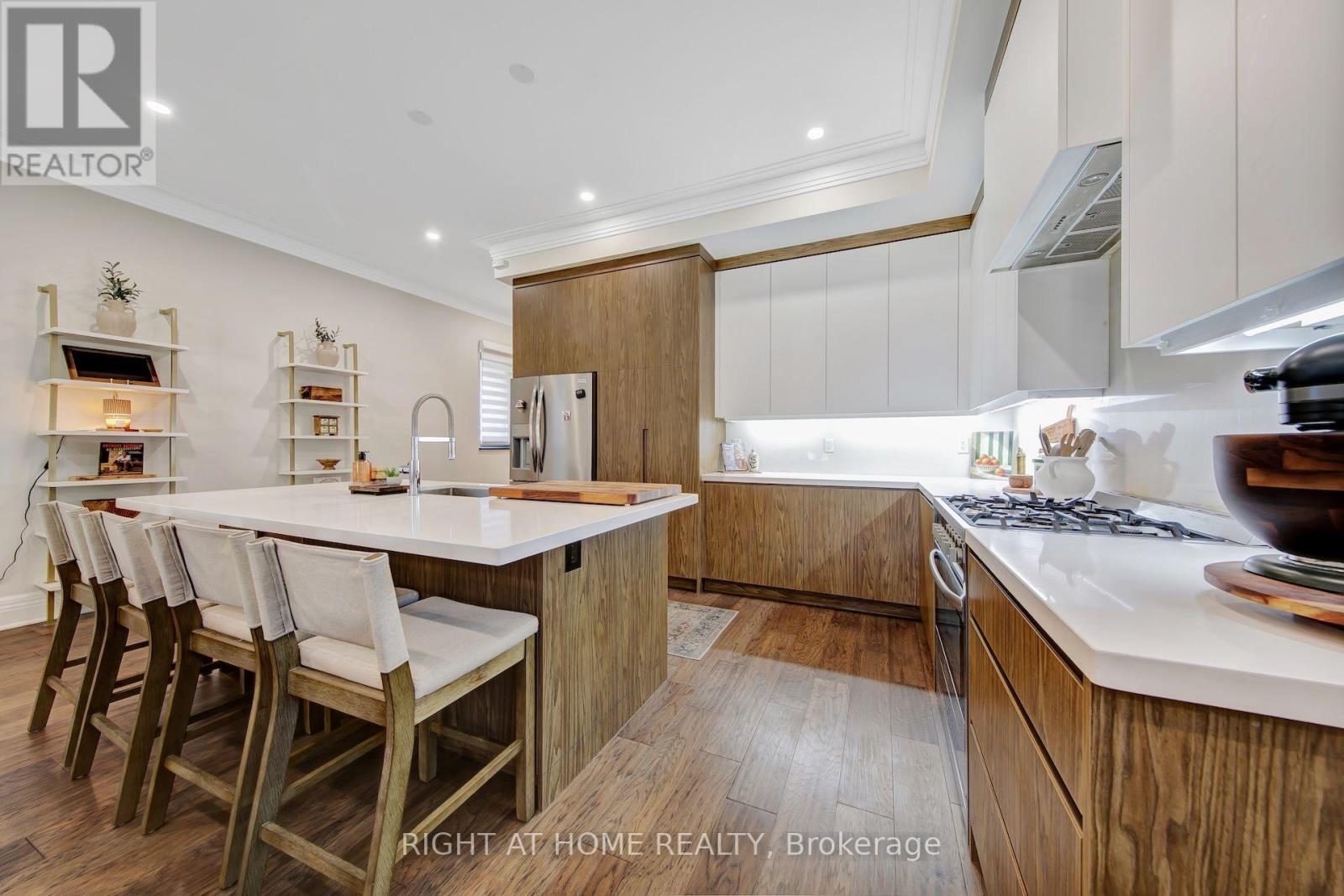 1017 Lorne Park Road Property Photo 8