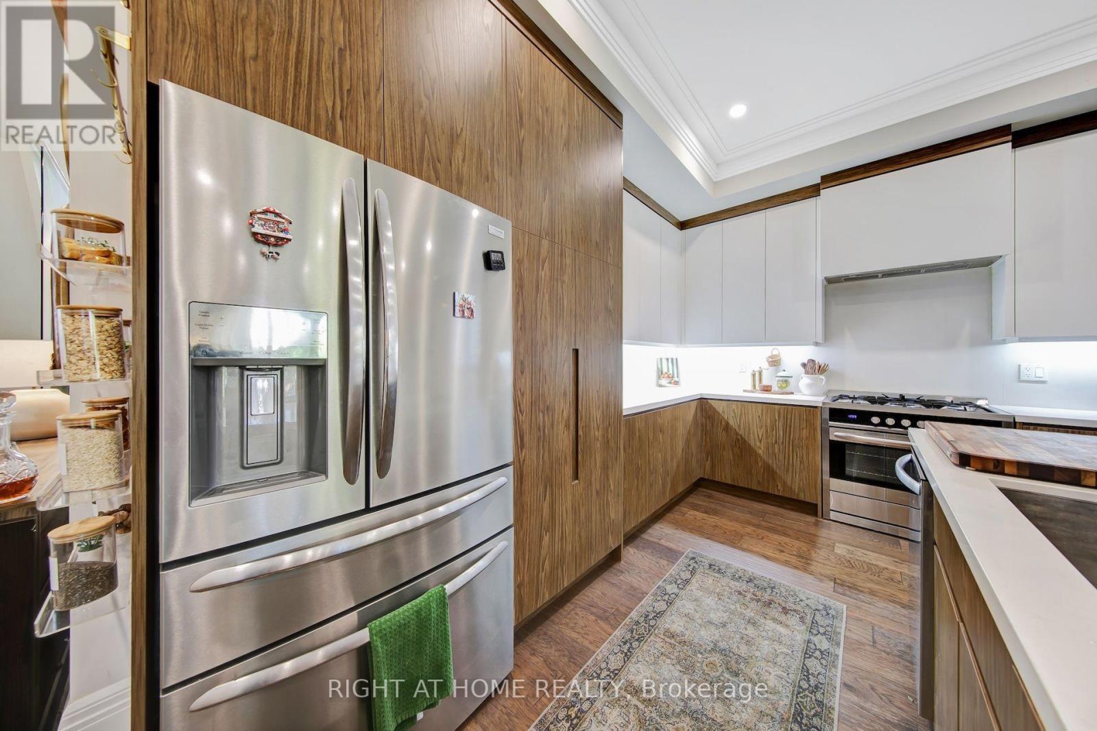 1017 Lorne Park Road Property Photo 9