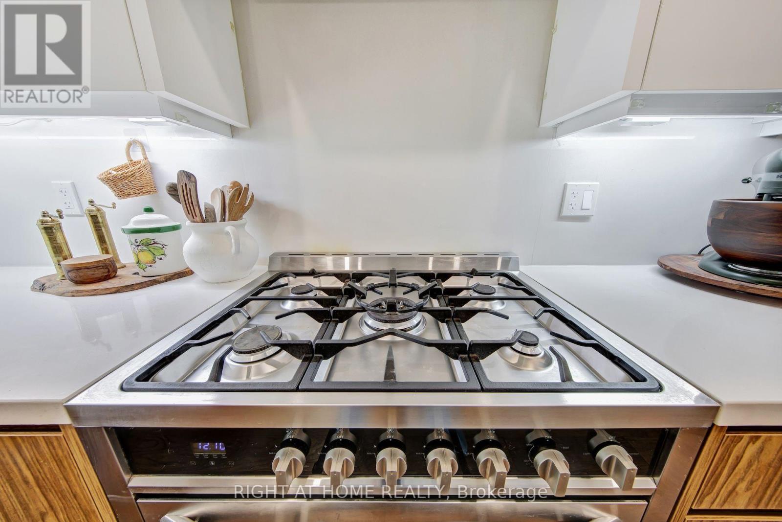 1017 Lorne Park Road Property Photo 10