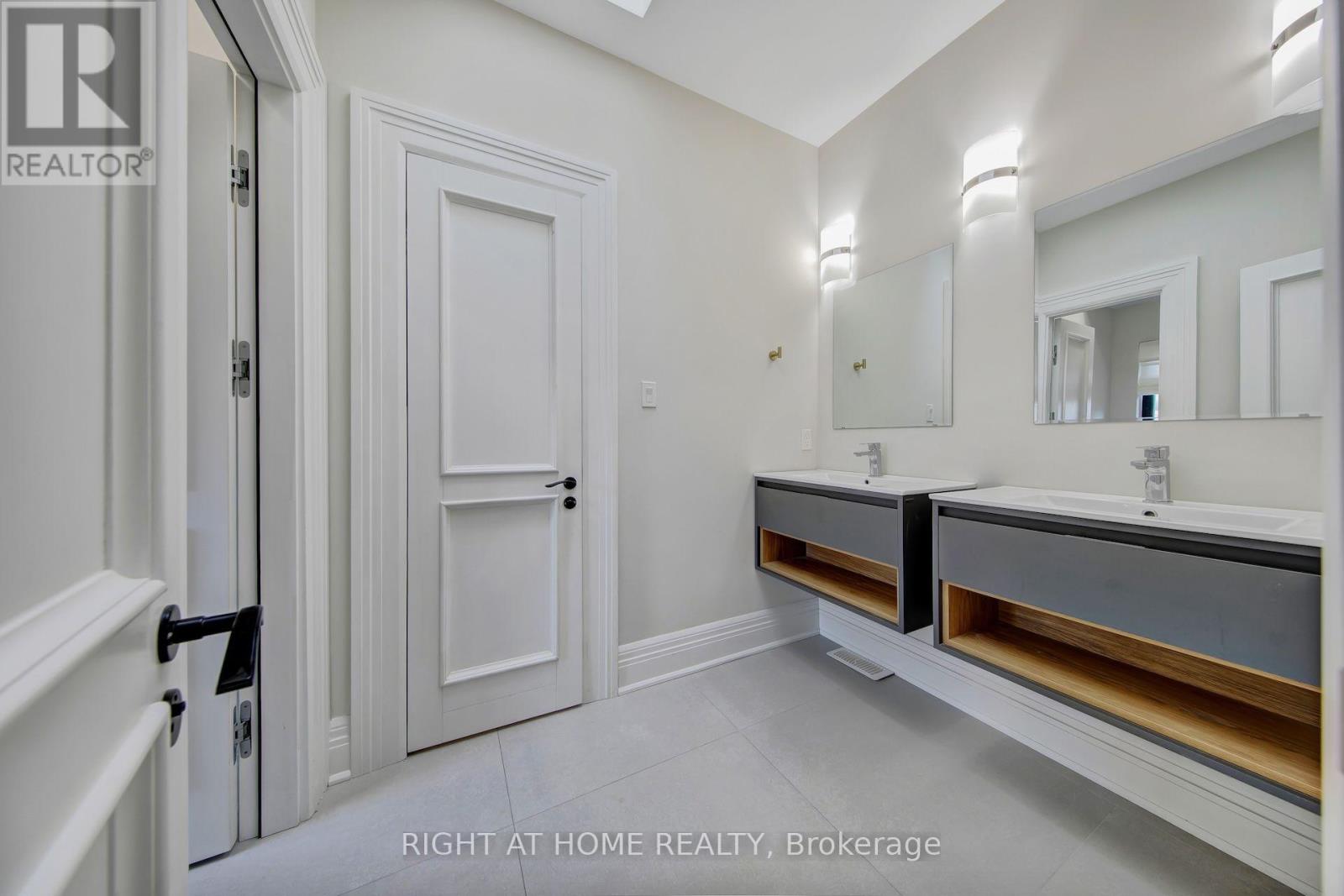 1017 Lorne Park Road Property Photo 32