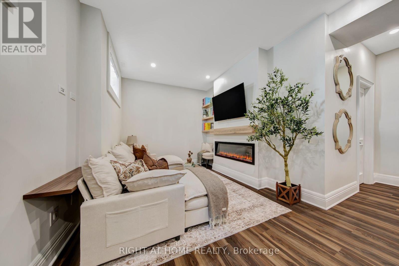 1017 Lorne Park Road Property Photo 43