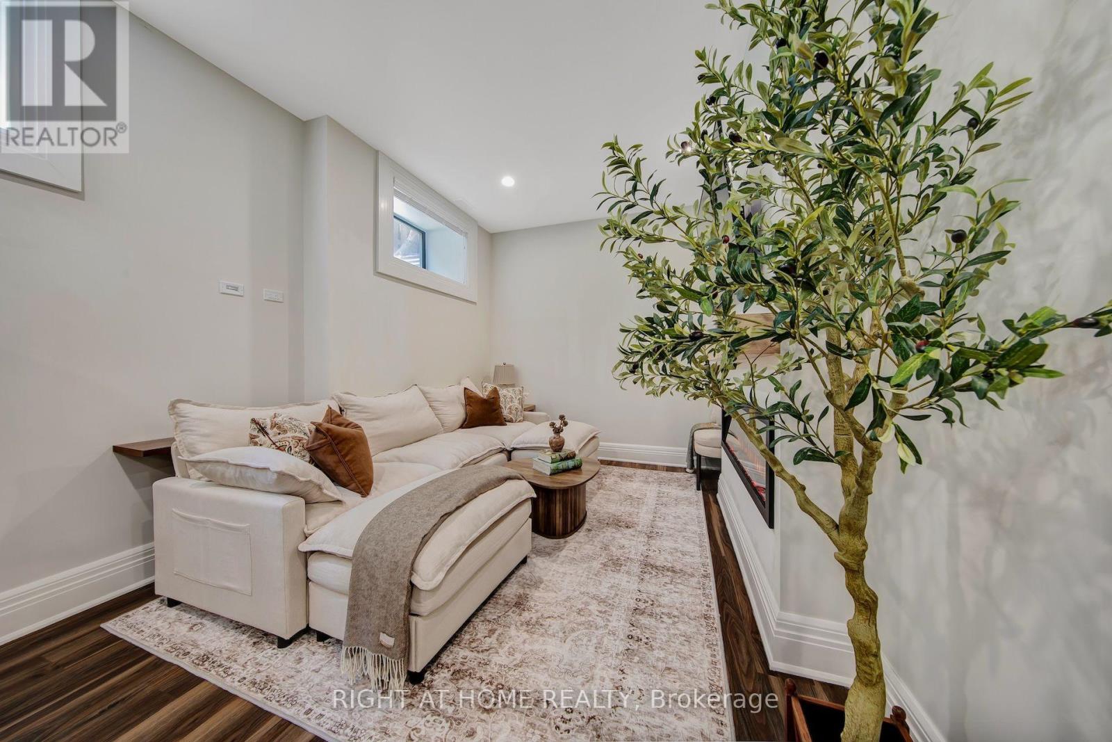 1017 Lorne Park Road Property Photo 44