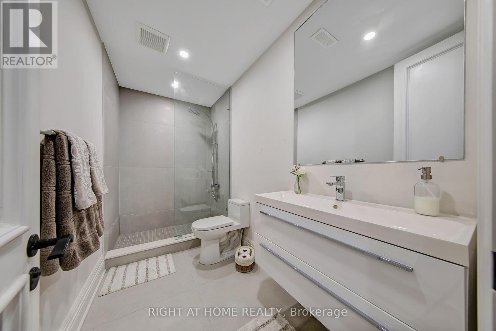 1017 Lorne Park Road Property Photo 46