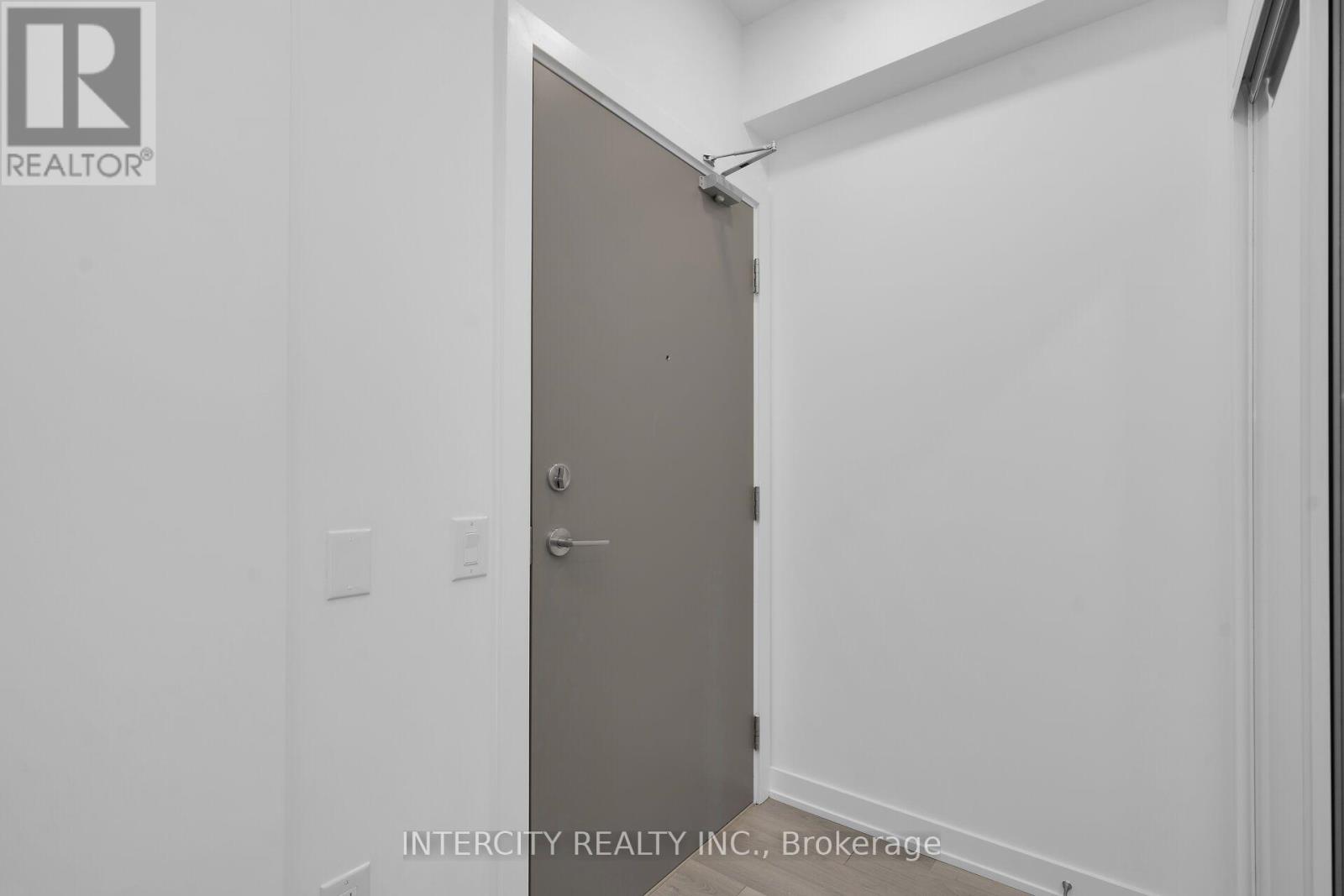 1016 - 15 Skyridge Drive E Property Photo 5