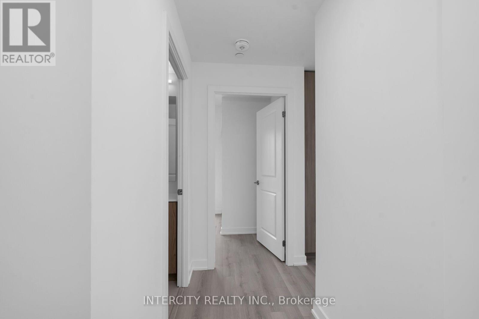 1016 - 15 Skyridge Drive E Property Photo 6
