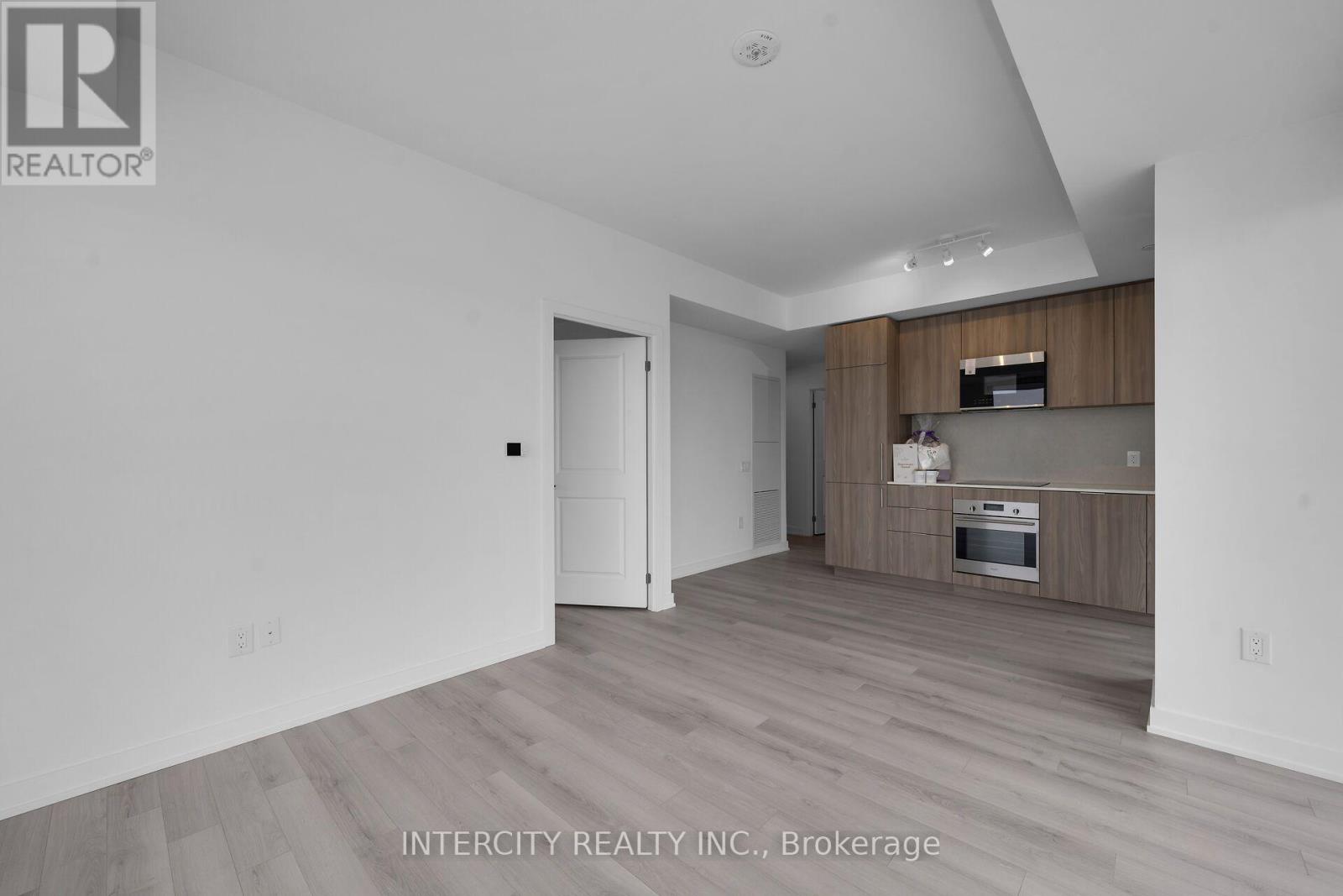1016 - 15 Skyridge Drive E Property Photo 8
