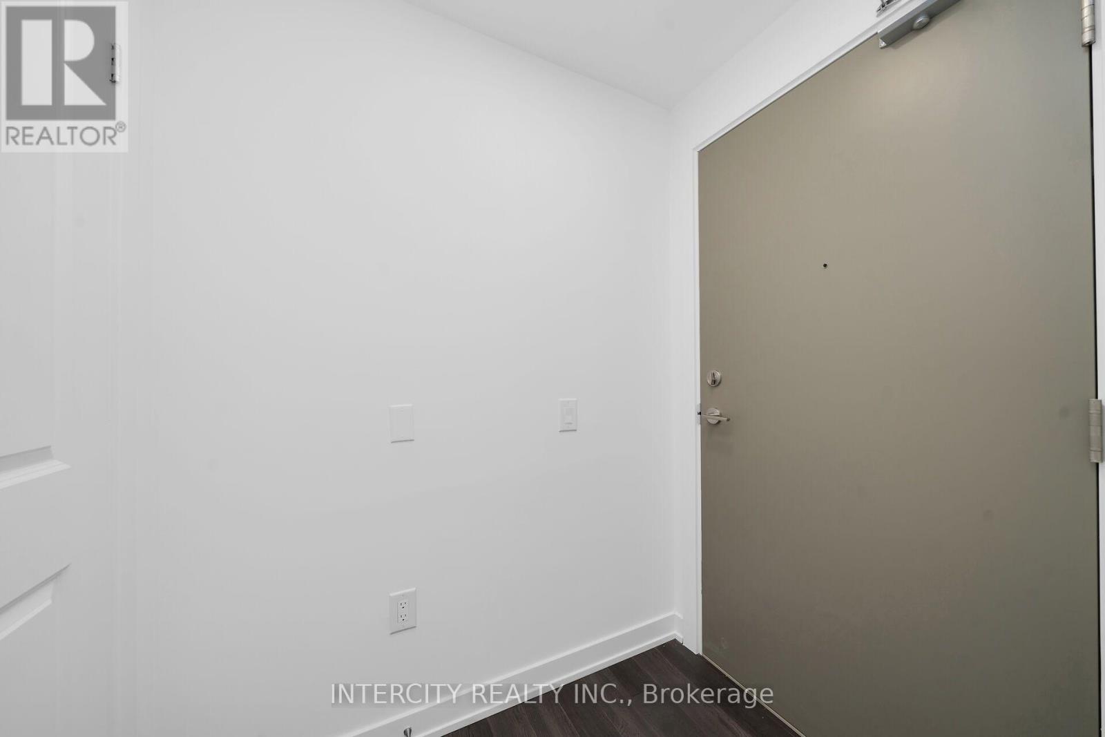 1221 - 15 Skyridge Drive E Property Photo 5