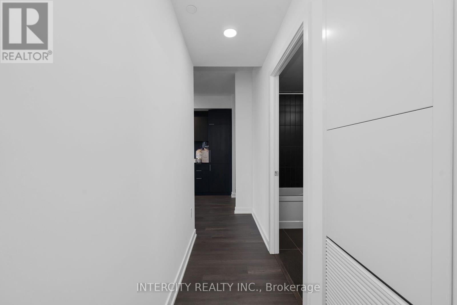 1221 - 15 Skyridge Drive E Property Photo 6