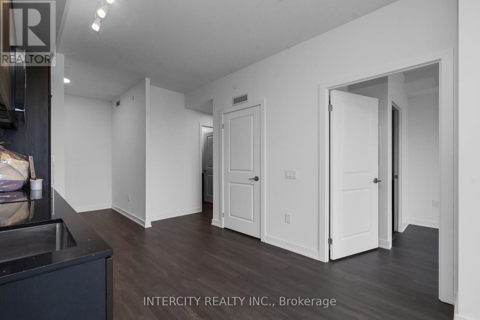 1221 - 15 Skyridge Drive E Property Photo 9