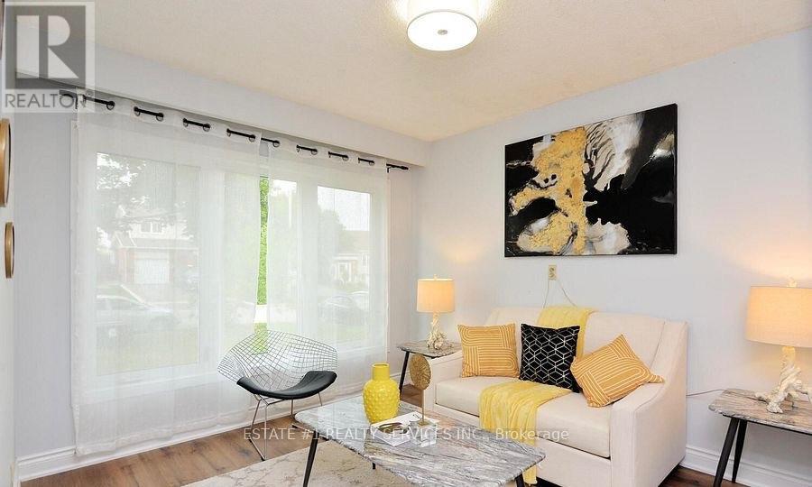 33 Camberley Crescent Property Photo 2