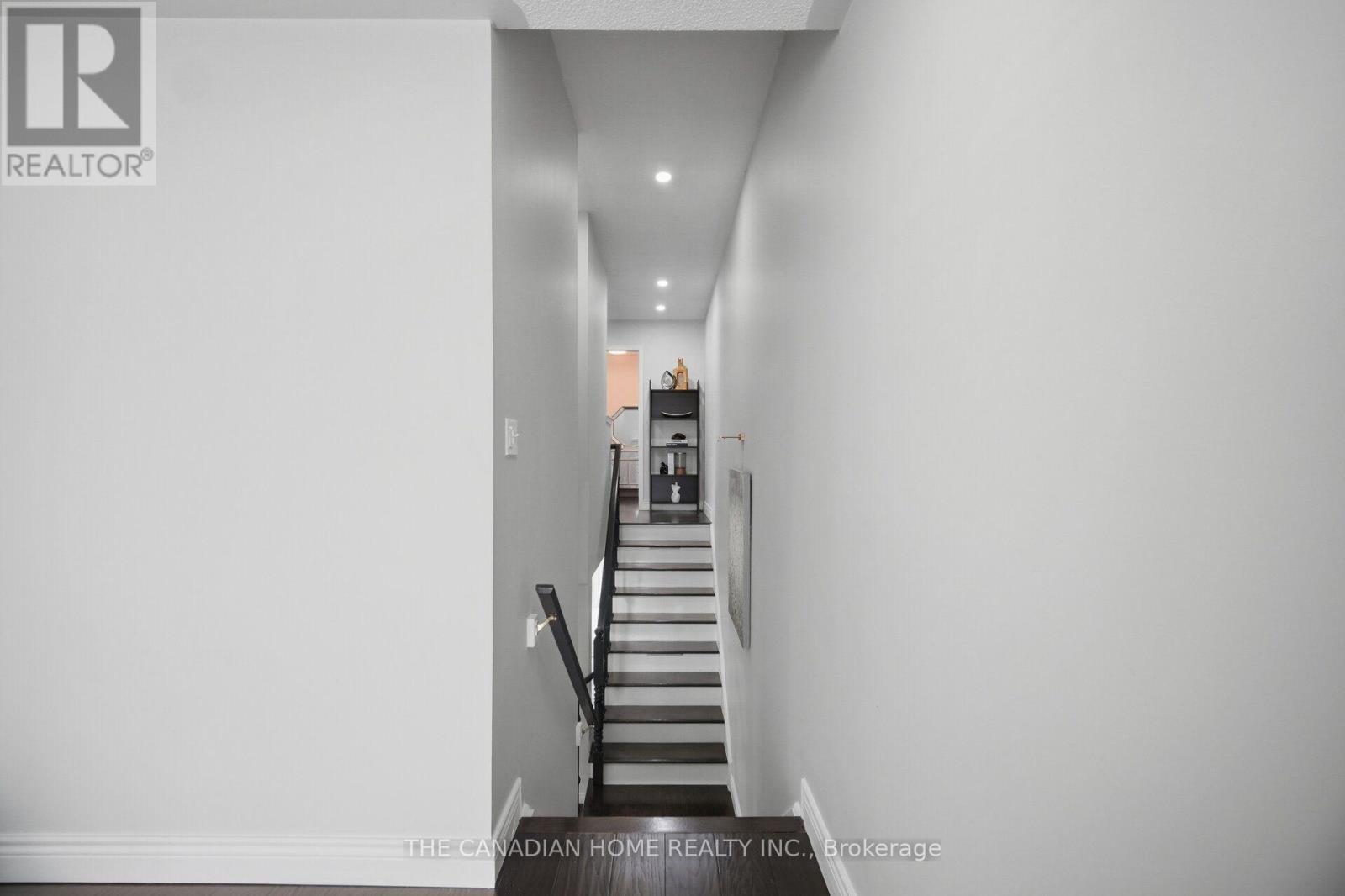 8 Vauxhall Crescent Property Photo 19