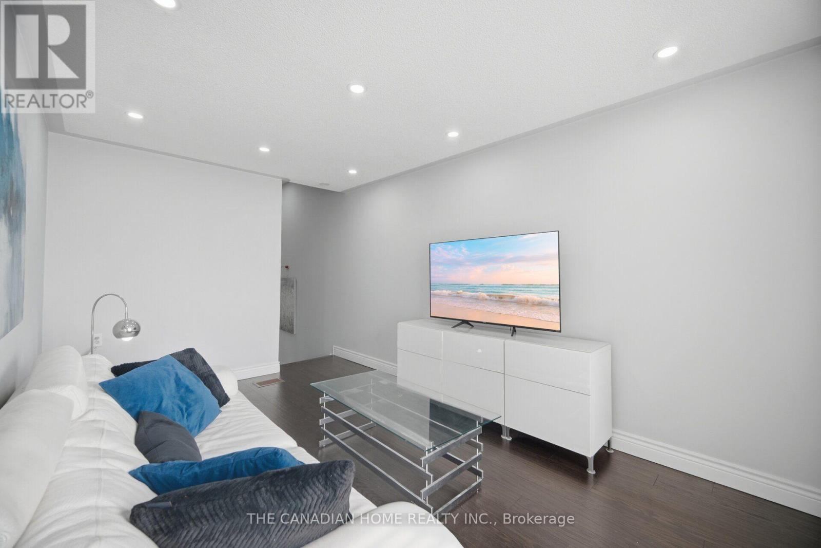 8 Vauxhall Crescent Property Photo 22