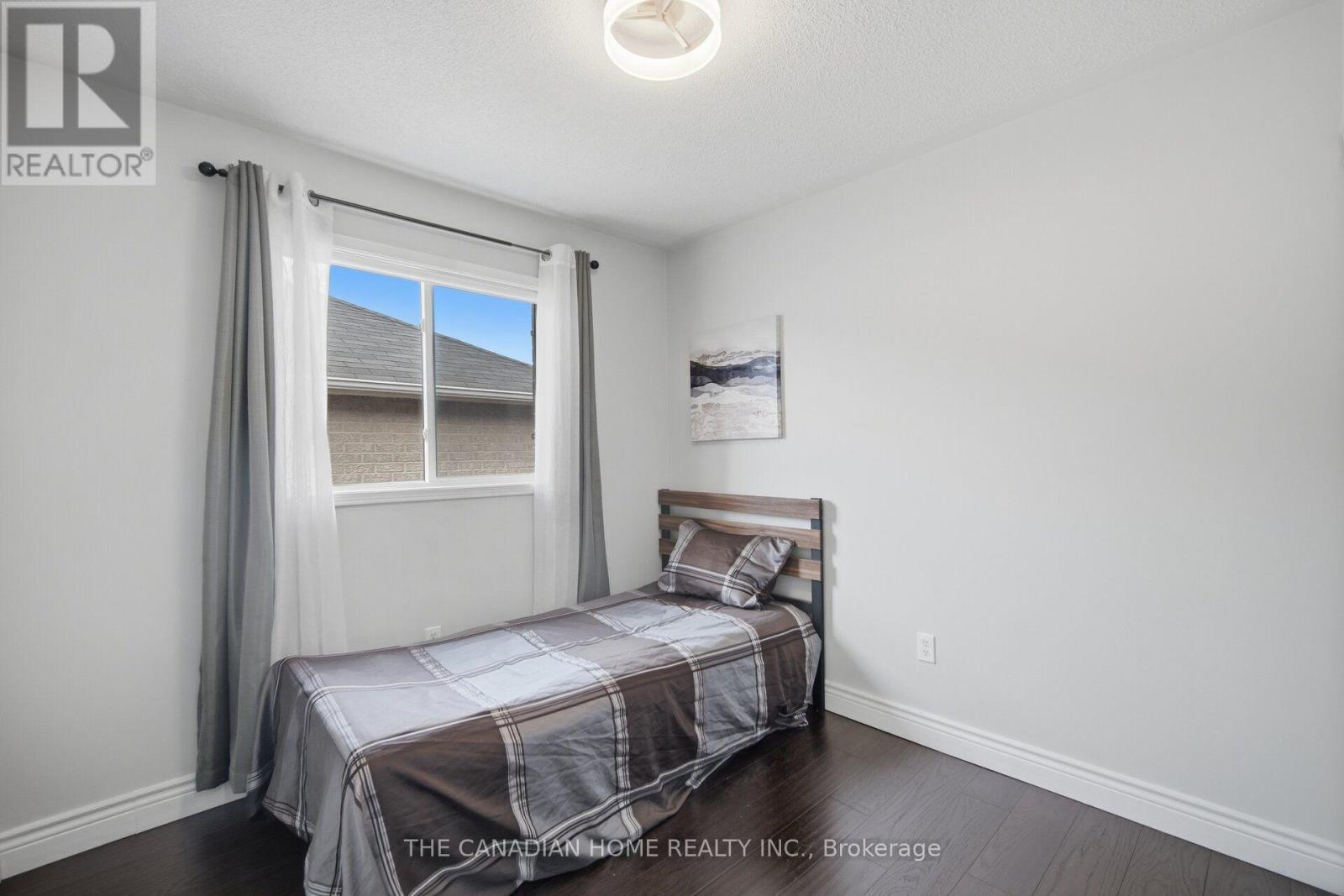 8 Vauxhall Crescent Property Photo 30