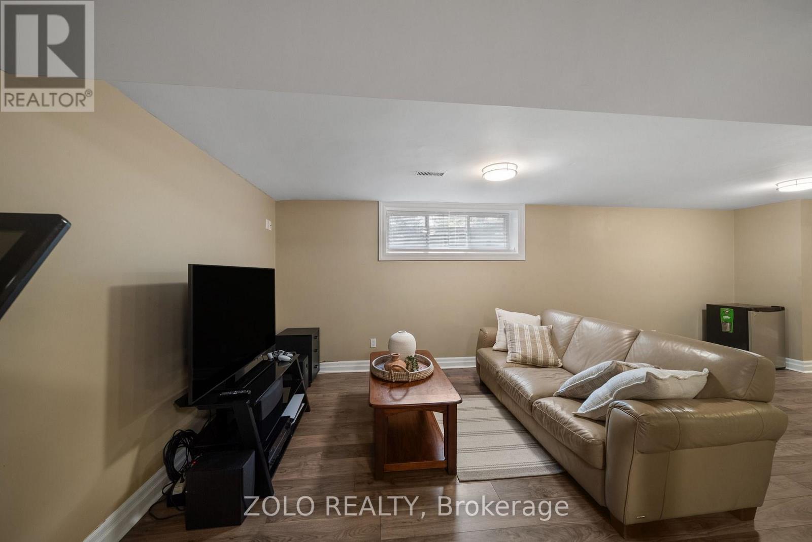 6911b Hickling Crescent Property Photo 34