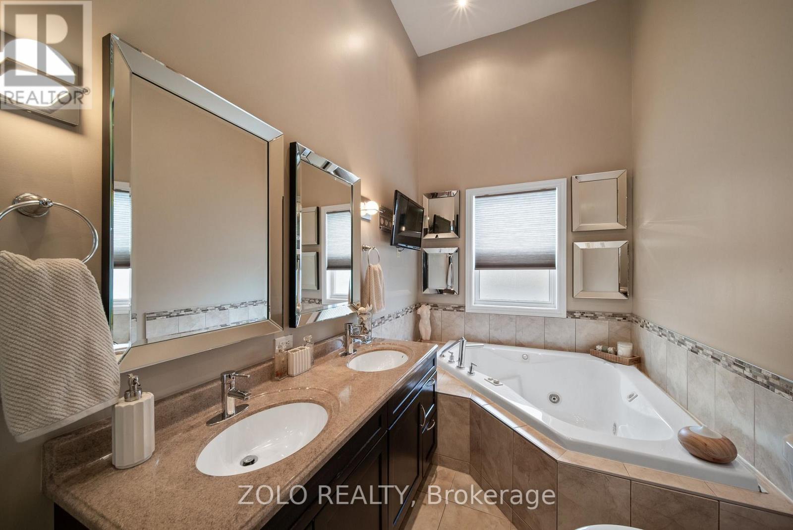 6911b Hickling Crescent Property Photo 38