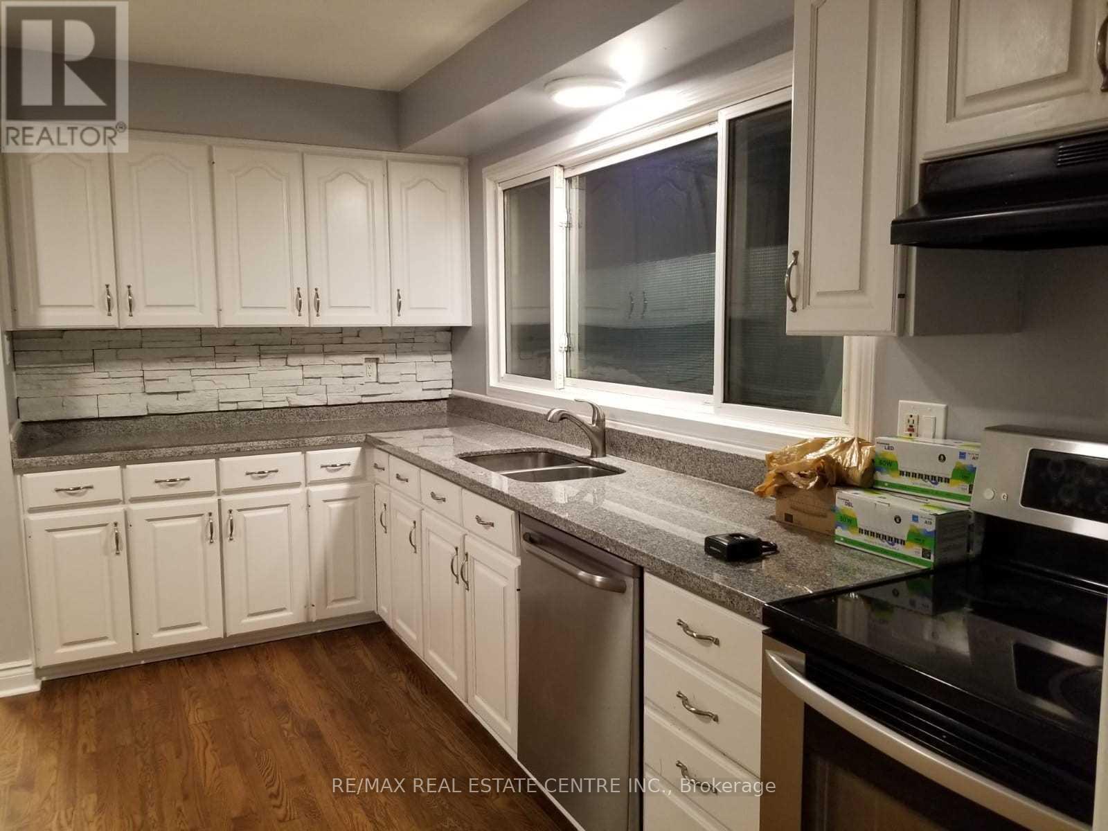 363 Duncombe Drive Property Photo 3