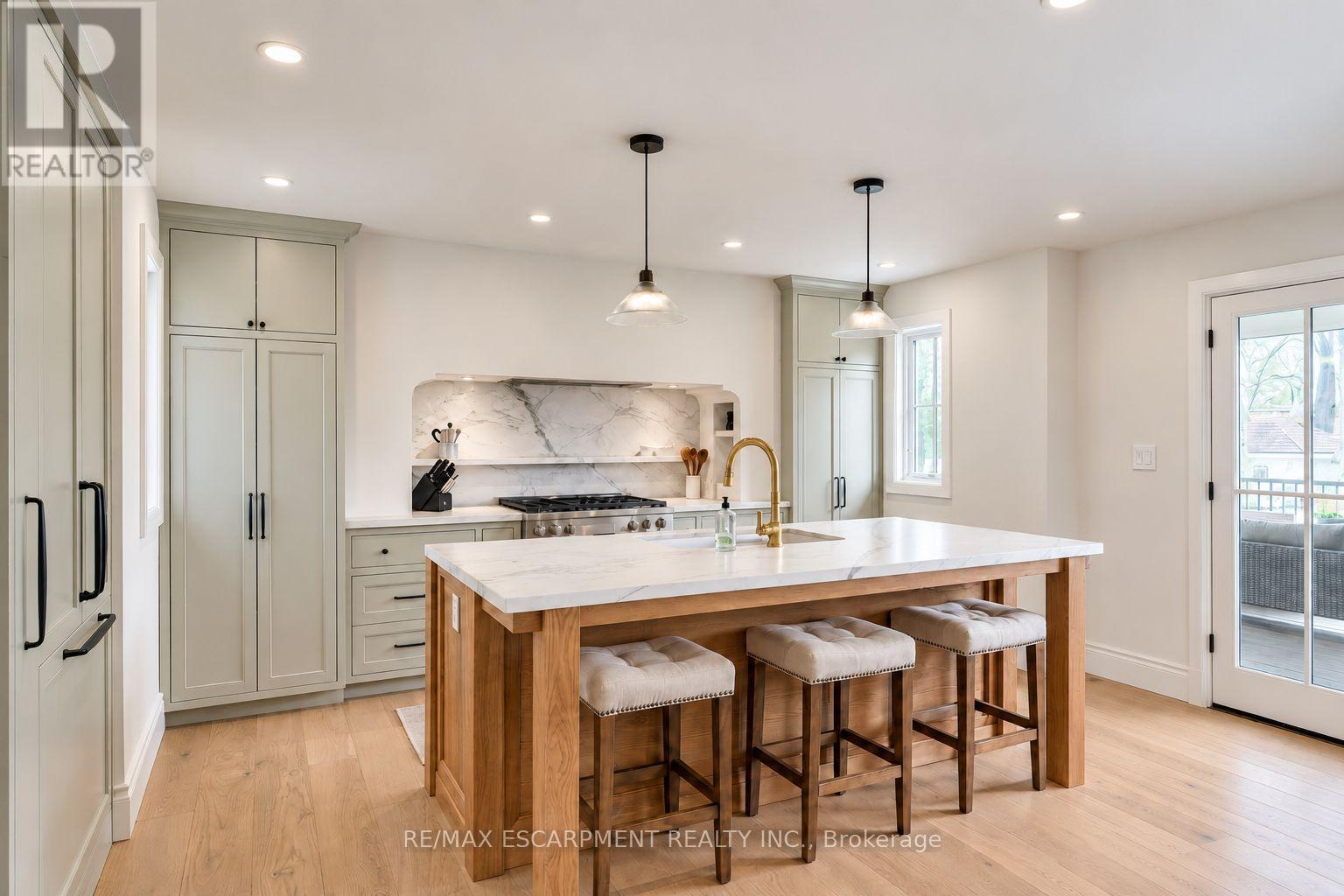 890 Forest Glen Avenue Property Photo 1