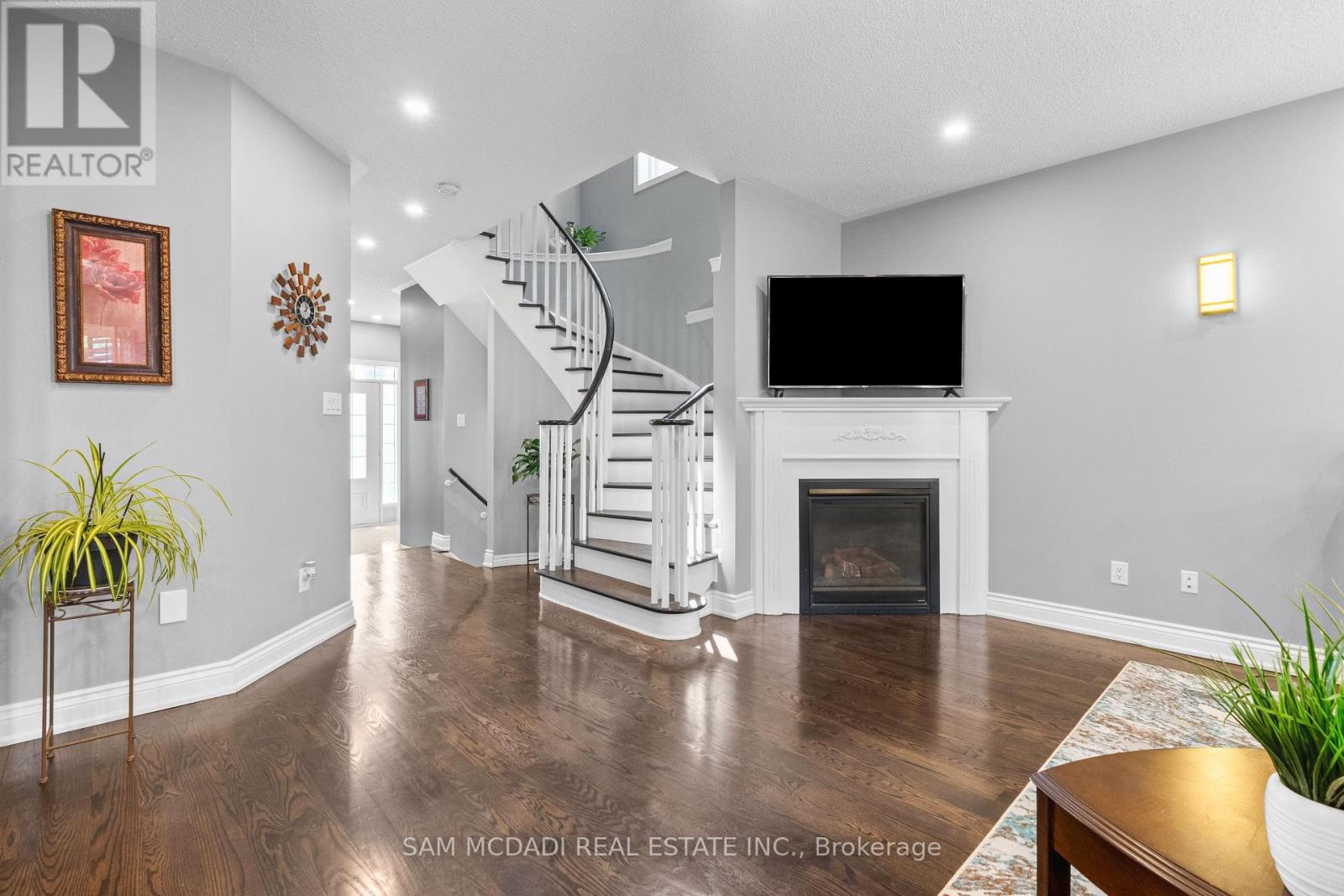 195 Holmes Crescent Property Photo 15
