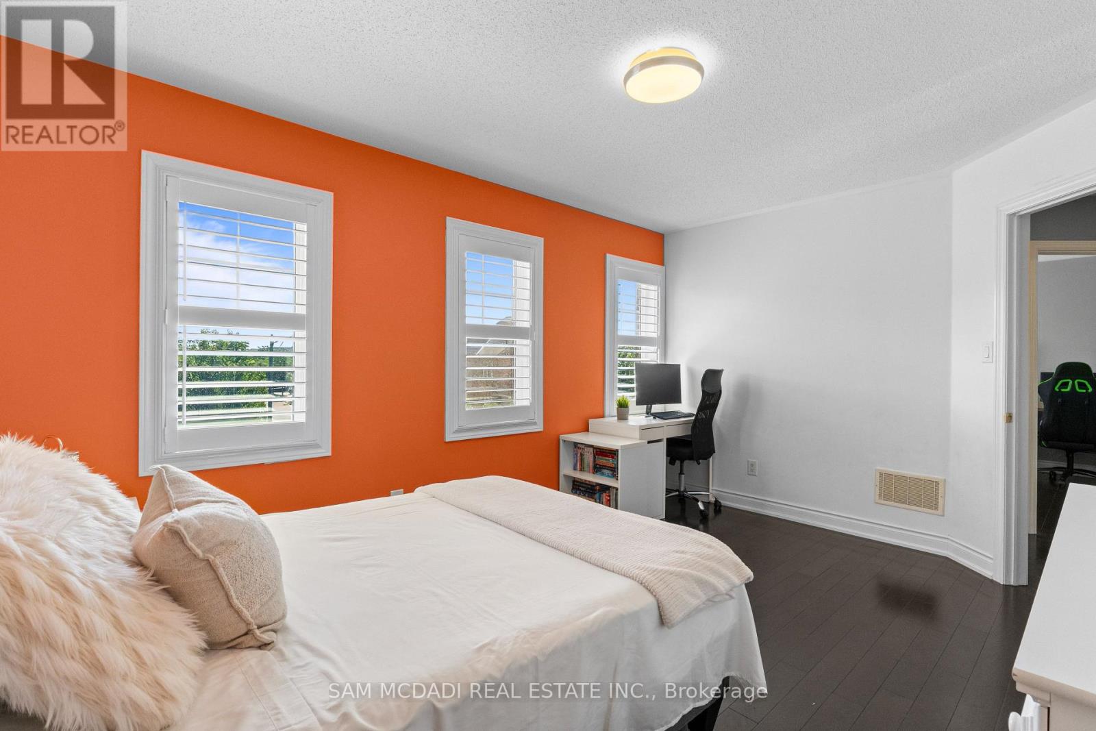195 Holmes Crescent Property Photo 24