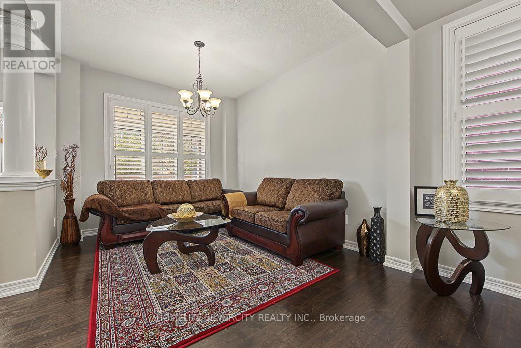 483 Hinchey Crescent Property Photo 5