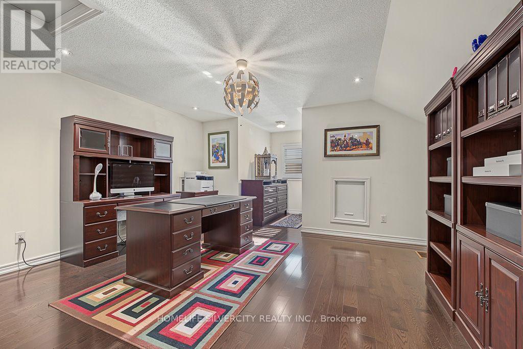 483 Hinchey Crescent Property Photo 24