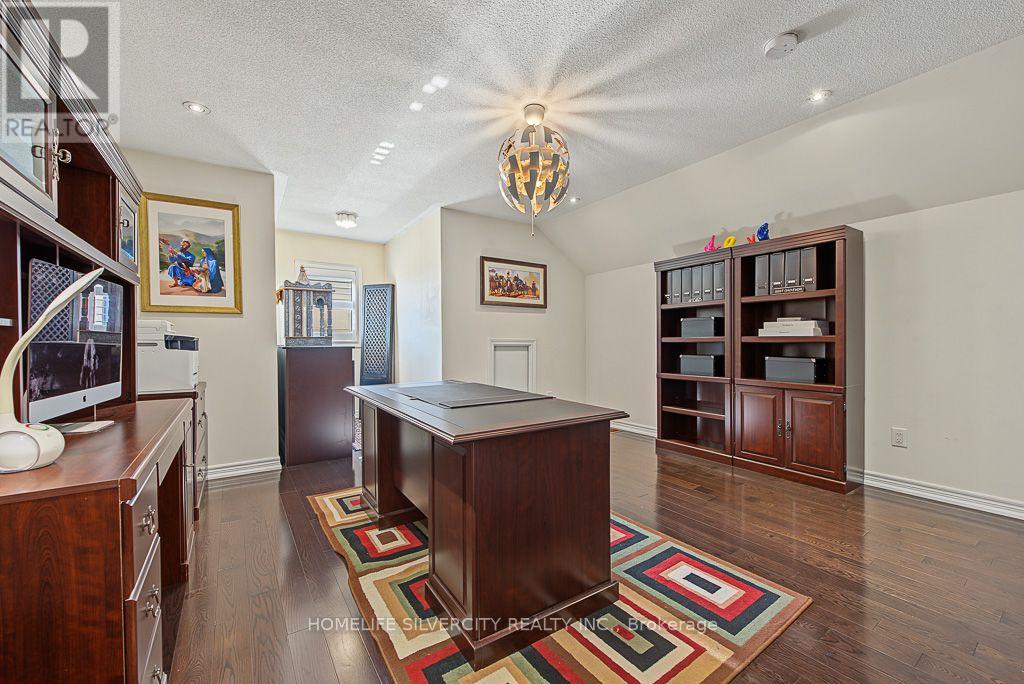 483 Hinchey Crescent Property Photo 25
