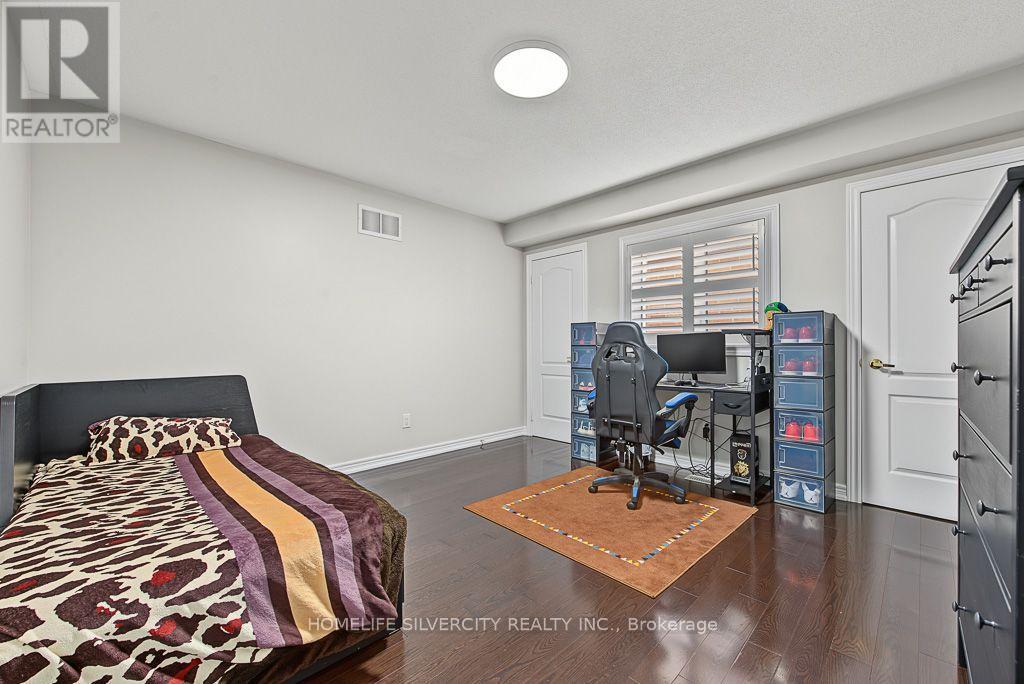 483 Hinchey Crescent Property Photo 33
