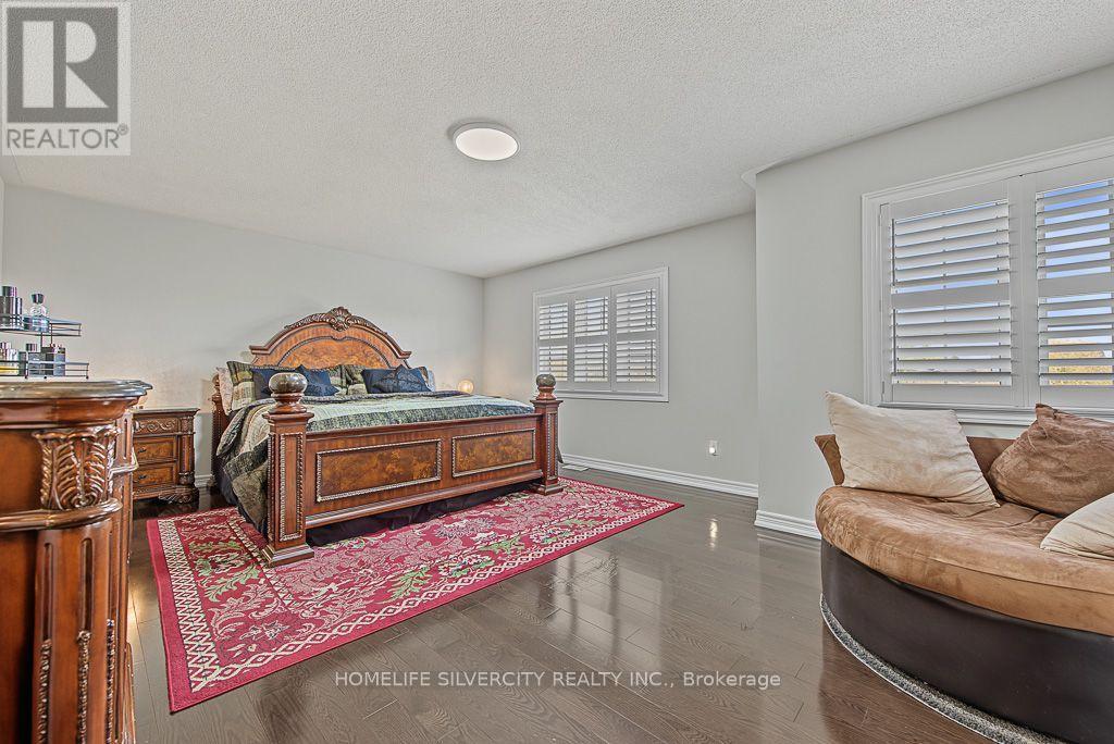 483 Hinchey Crescent Property Photo 34