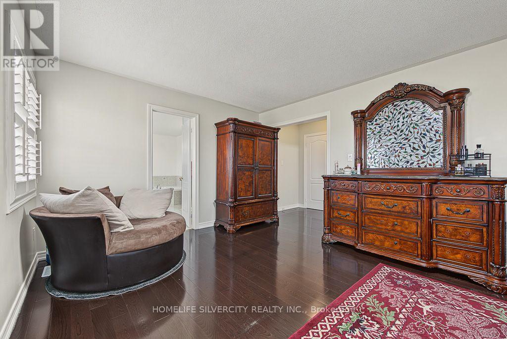 483 Hinchey Crescent Property Photo 35
