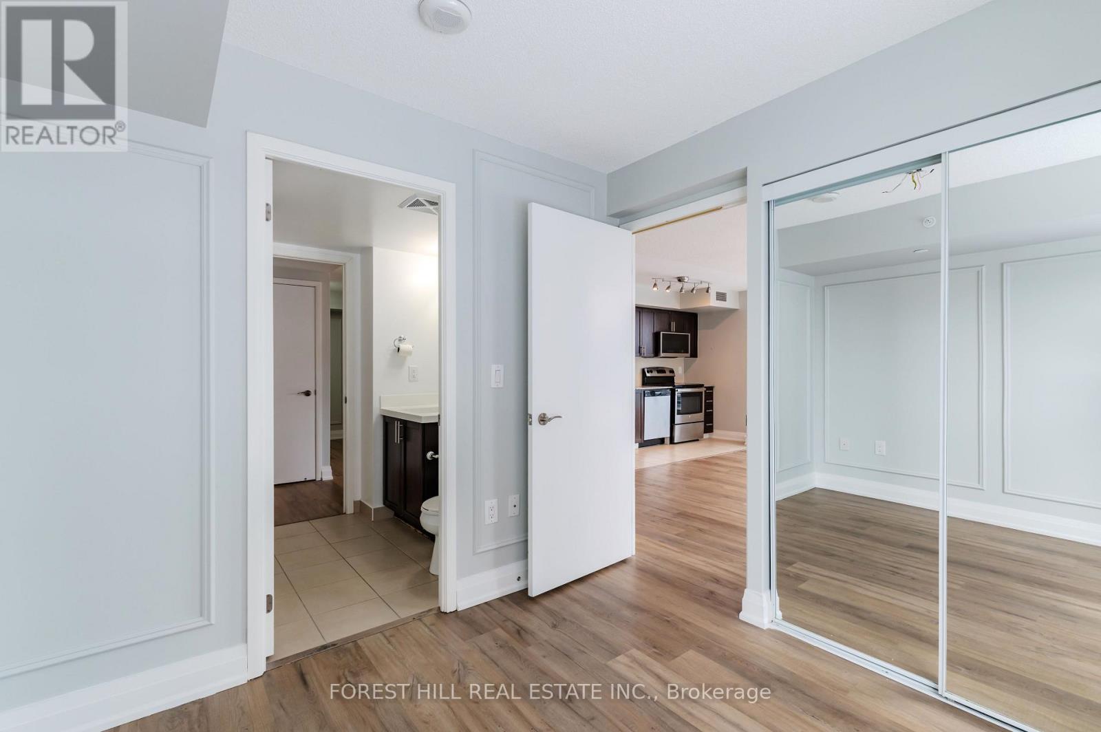 734 - 830 Lawrence Avenue W Property Photo 16