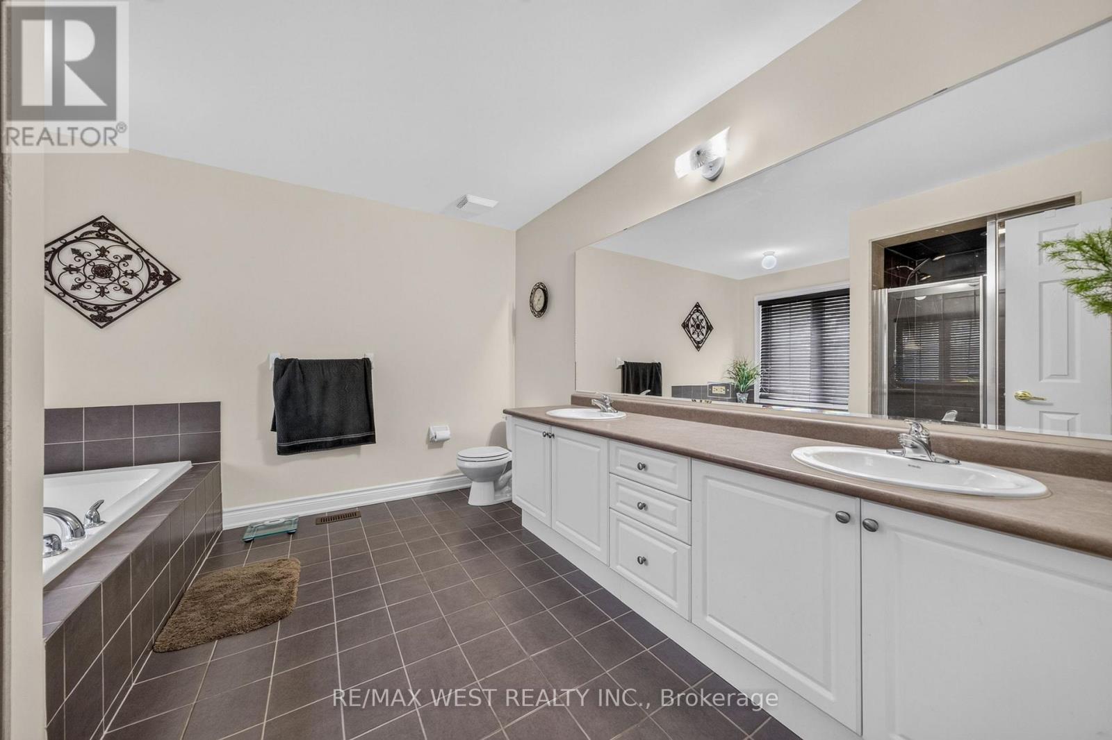8 Calvados Crescent Property Photo 11