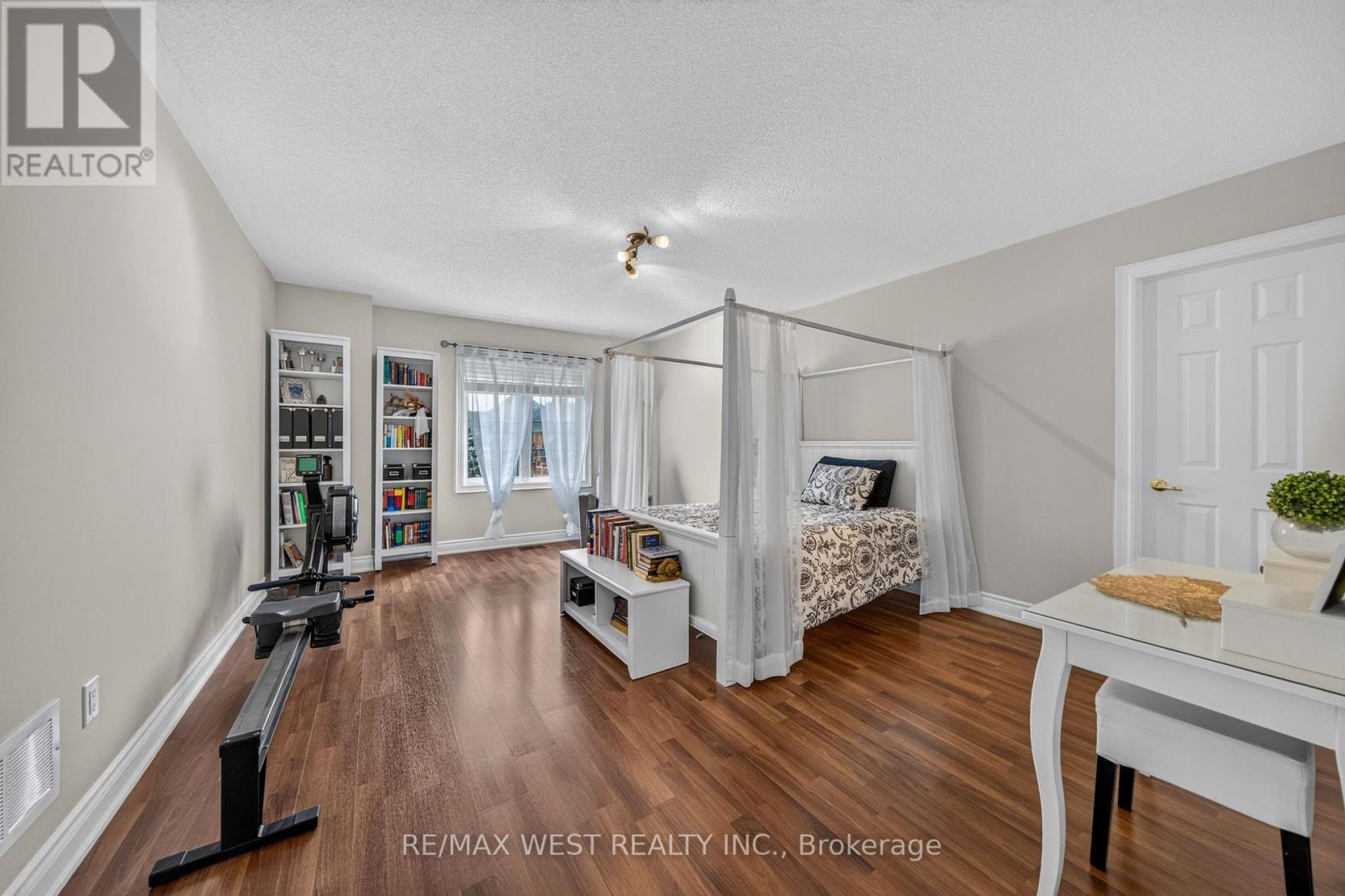 8 Calvados Crescent Property Photo 12