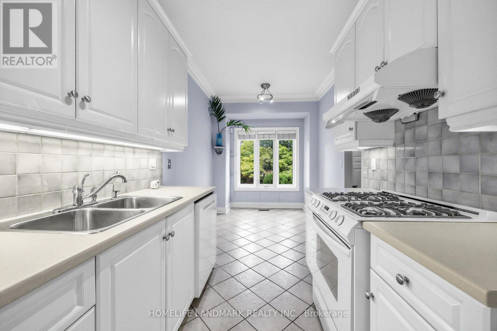 B - 2283 Lake Shore Boulevard W Property Photo 13