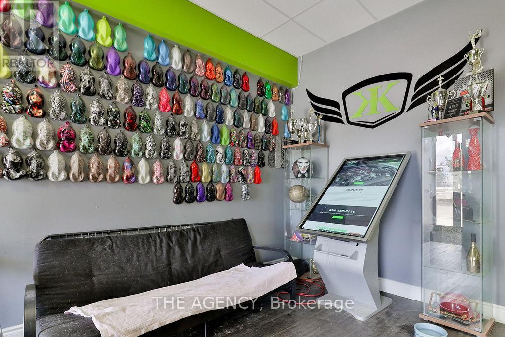 3176 Ridgeway Drive Property Photo 8