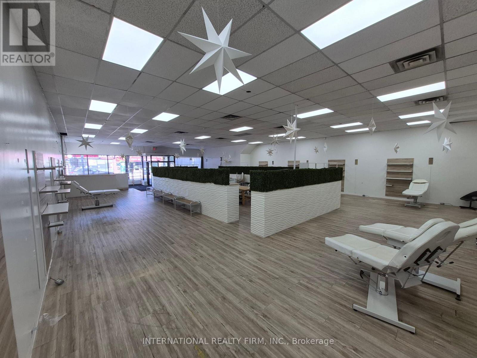 Entire Building - 2869 Lake Shore Boulevard W Property Photo 3