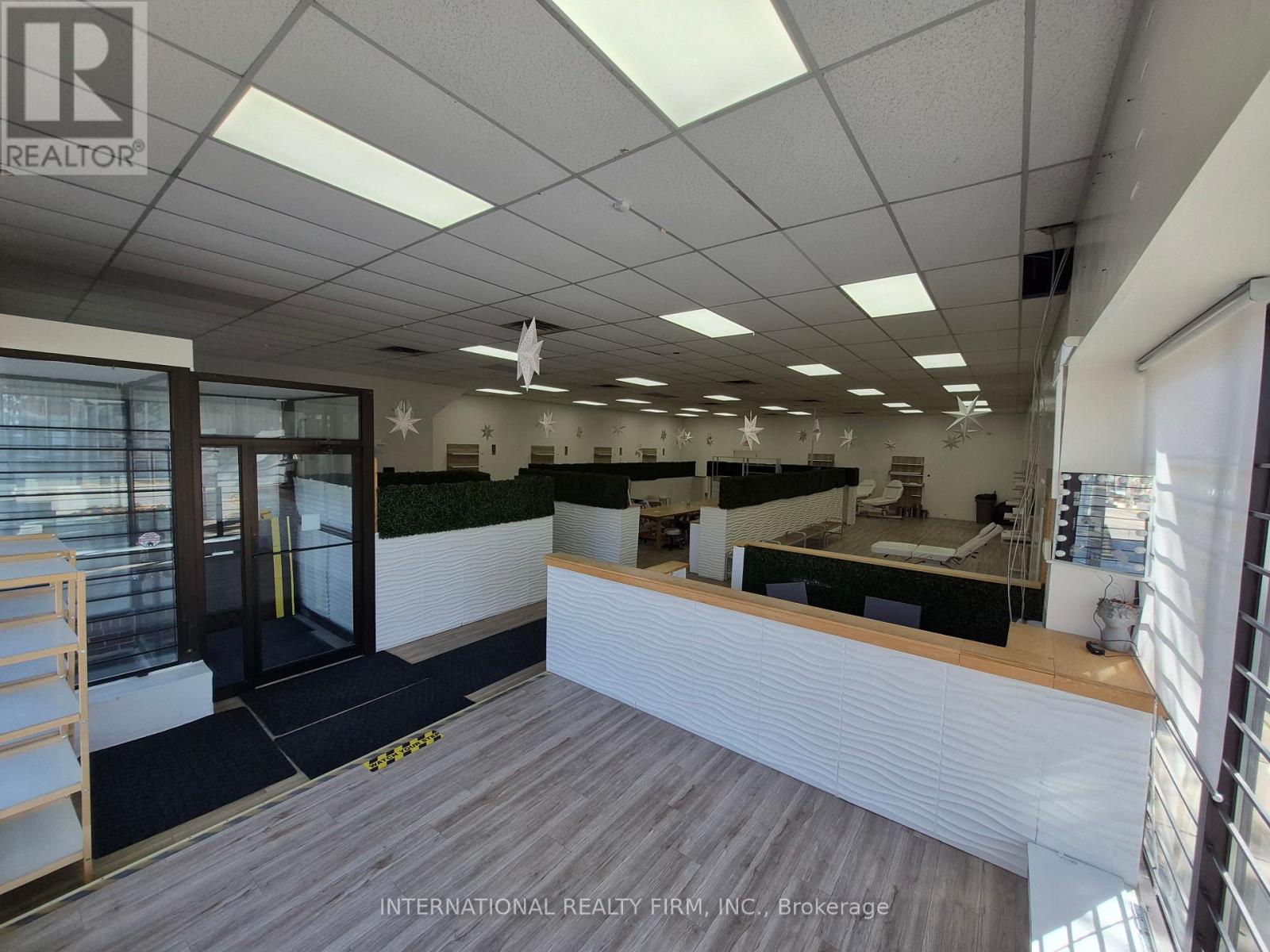 Entire Building - 2869 Lake Shore Boulevard W Property Photo 4