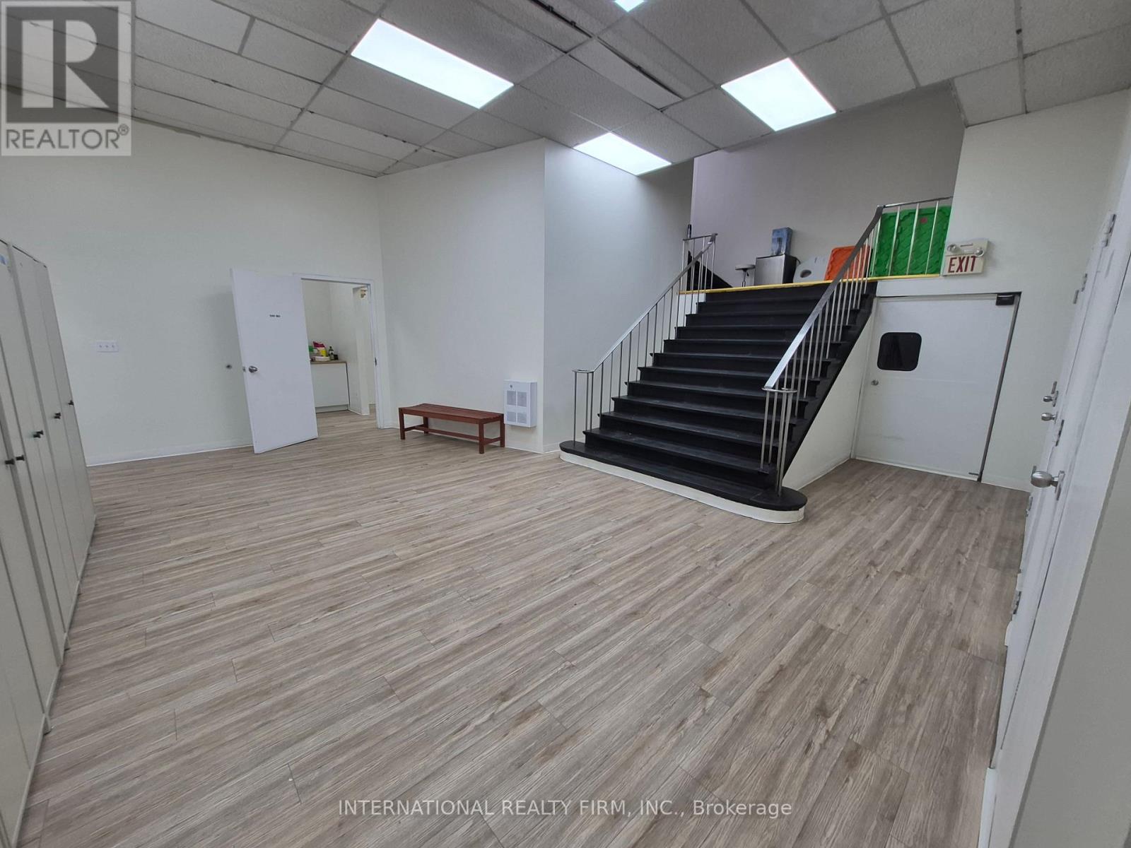 Entire Building - 2869 Lake Shore Boulevard W Property Photo 5