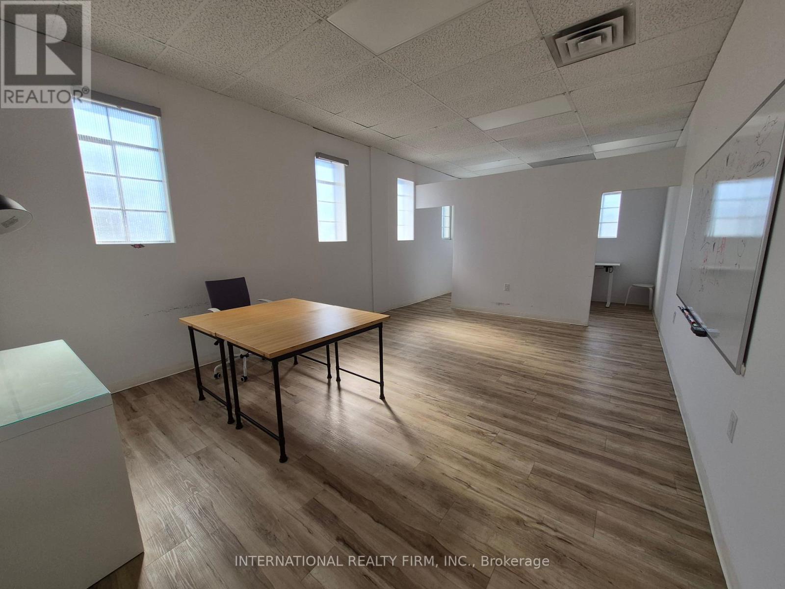 Entire Building - 2869 Lake Shore Boulevard W Property Photo 7