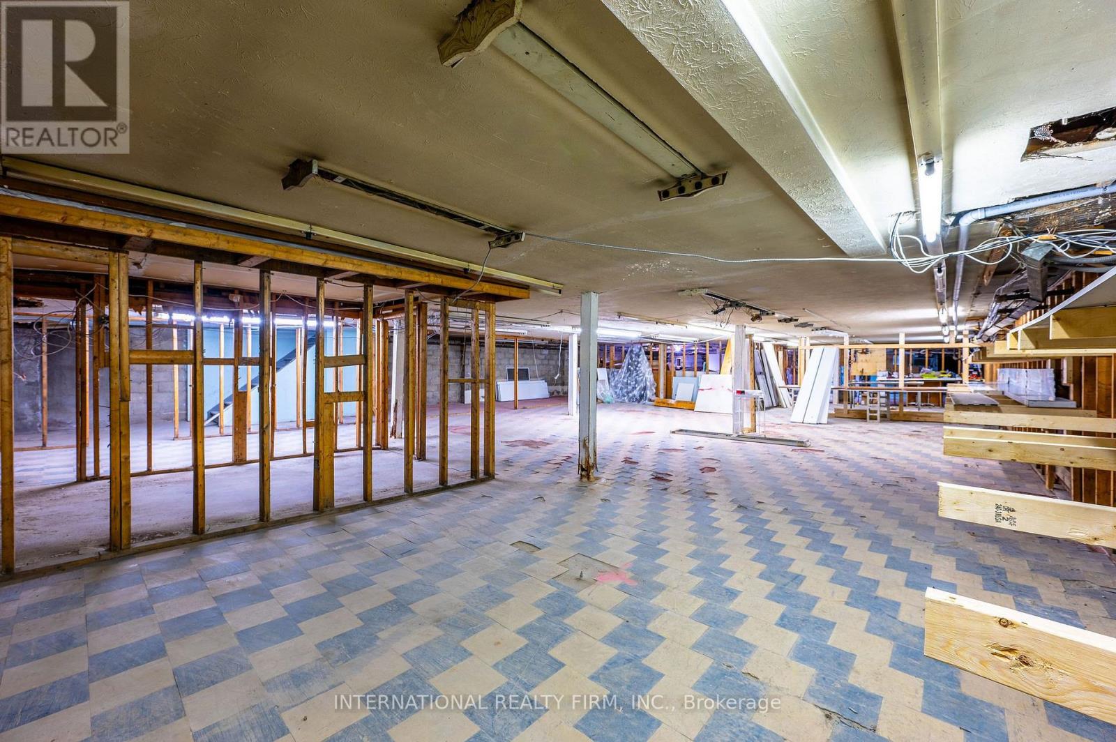 Entire Building - 2869 Lake Shore Boulevard W Property Photo 8