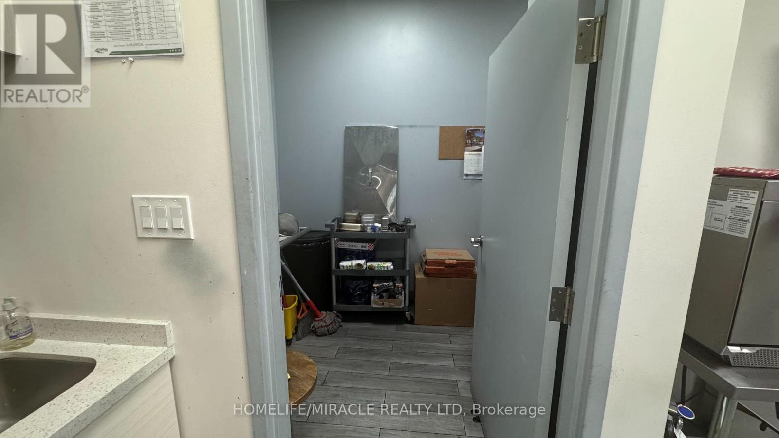 9 - 725 Bronte Street S Property Photo 18