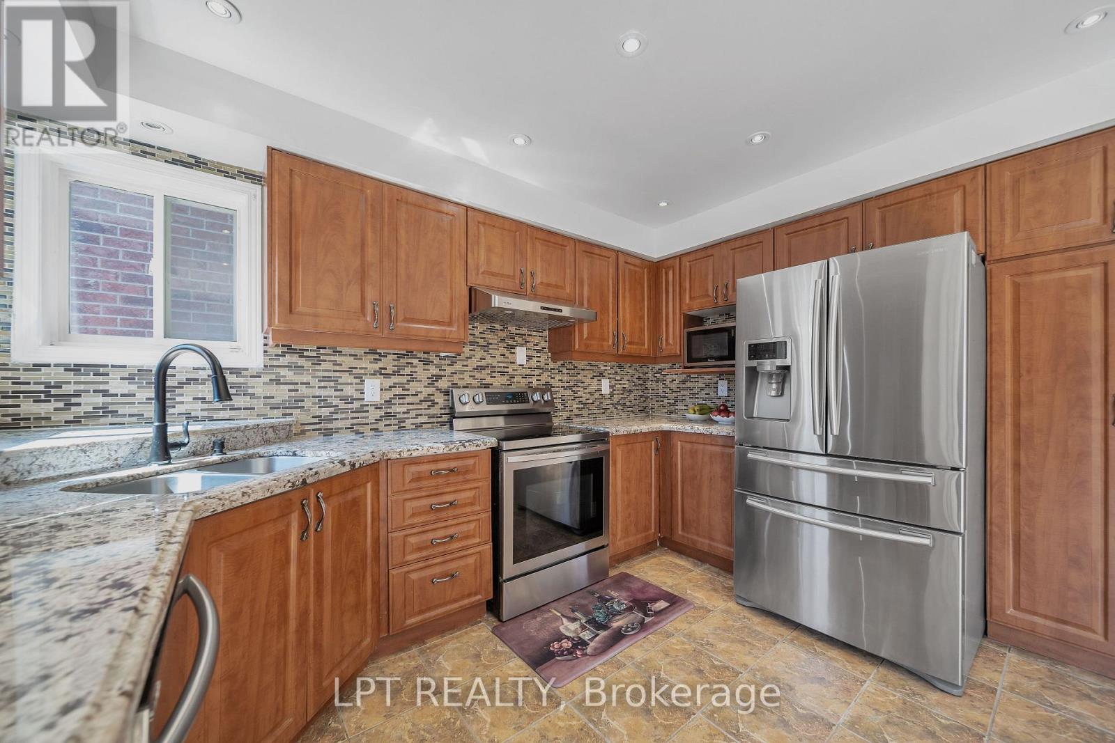 83 River Rock Crescent Property Photo 22