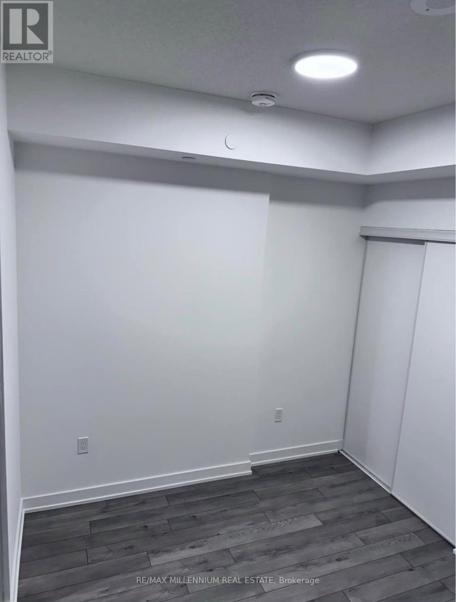 710 - 15 Skyridge Drive E Property Photo 5