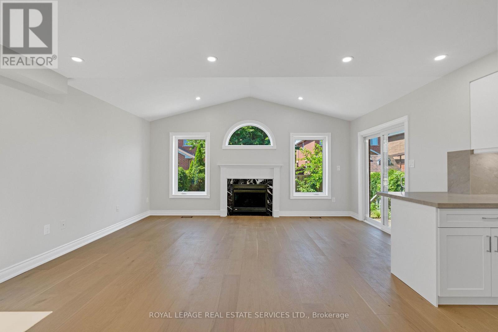 3955 Foxwood Avenue Property Photo 4