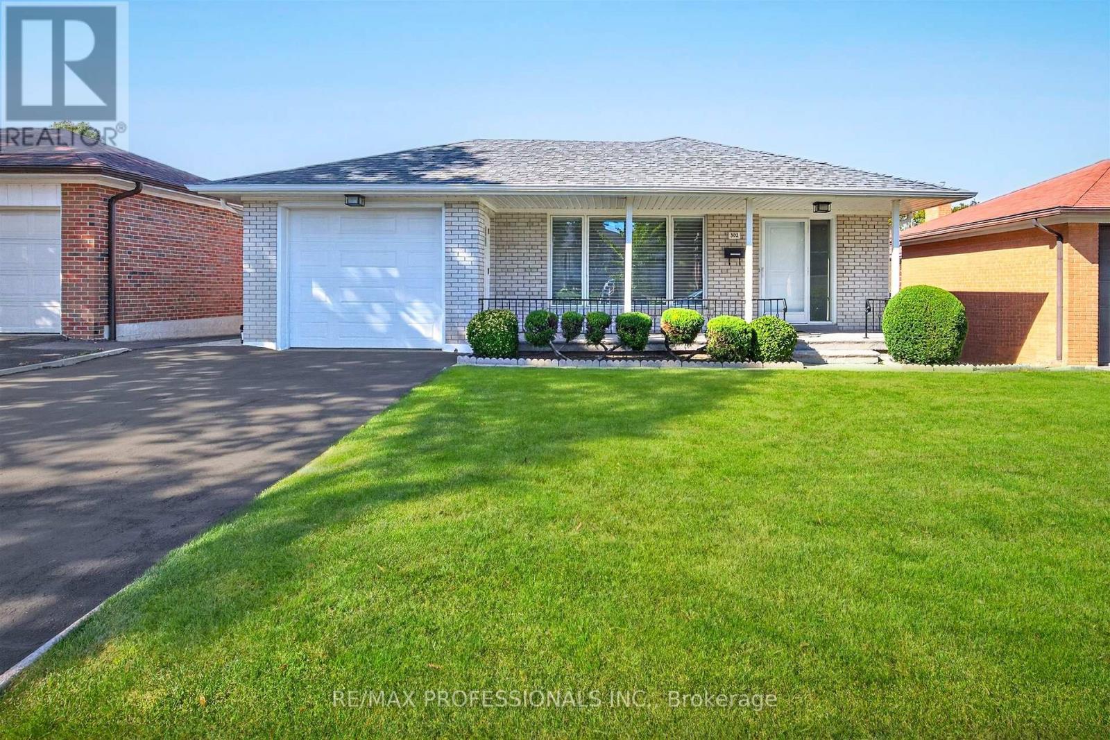 302 La Rose Avenue Property Photo 1