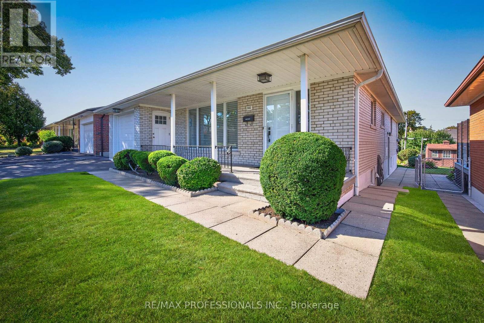 302 La Rose Avenue Property Photo 2