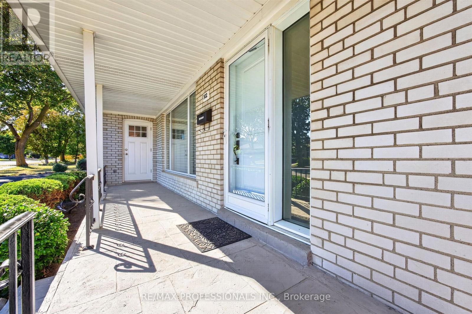 302 La Rose Avenue Property Photo 3