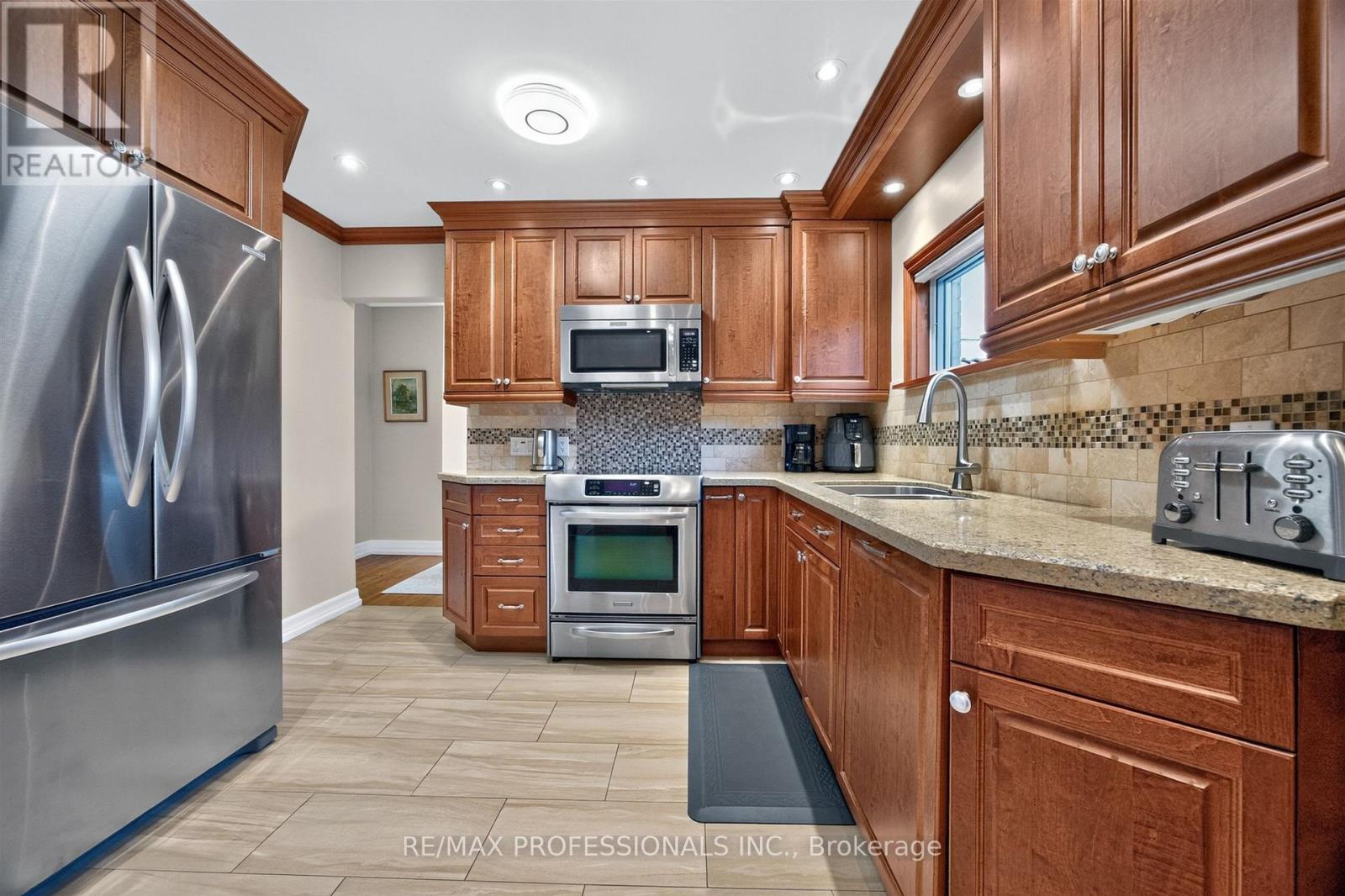 302 La Rose Avenue Property Photo 10