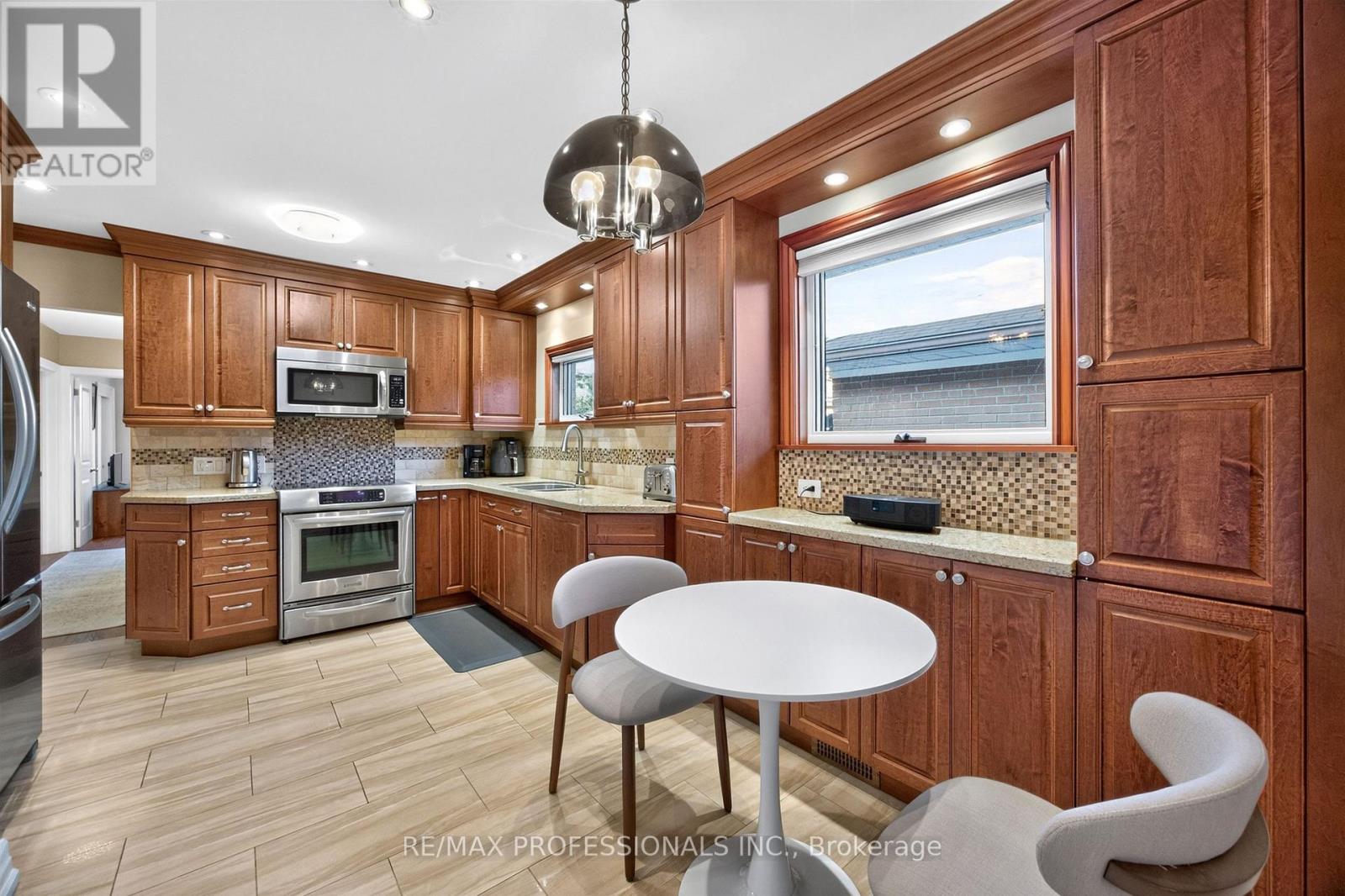 302 La Rose Avenue Property Photo 11