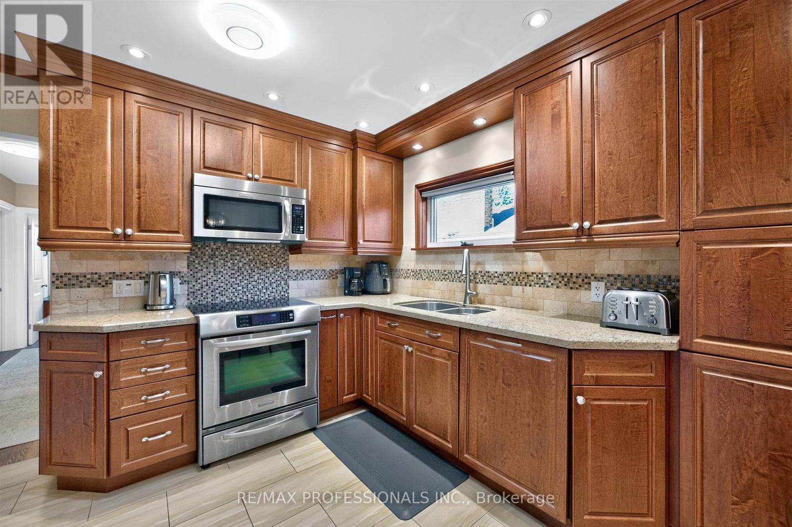 302 La Rose Avenue Property Photo 13