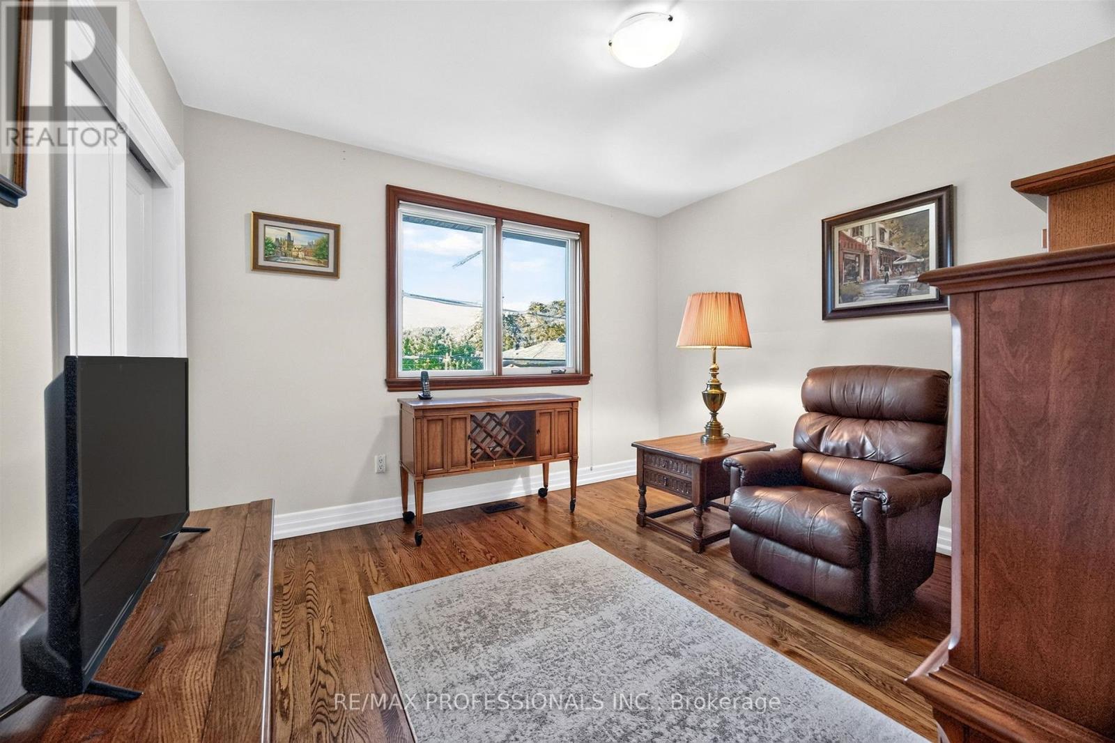302 La Rose Avenue Property Photo 17